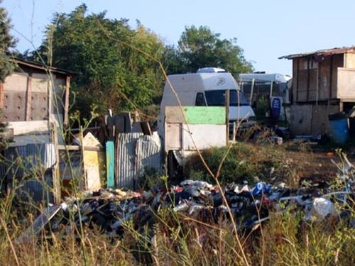 "Il campo rom va chiuso". Ma Gualtieri gli regala altri soldi