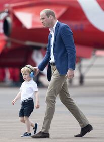 Che capricci, principe George! Tutte le foto alla base militare della Raf e dello "scivolone" sexy di Kate 28