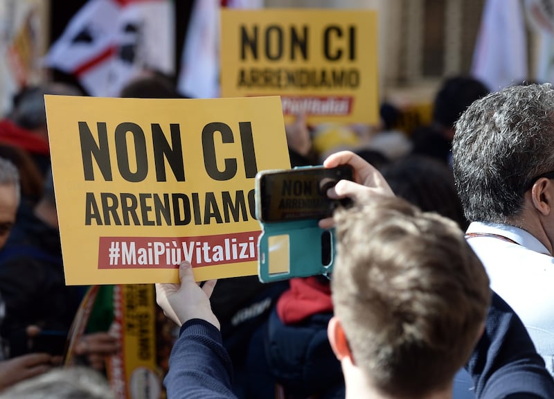 La piazza M5S contro i vitalizi 5