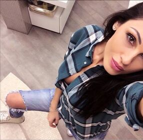Anna Tatangelo, sexy bikini a Dubai 9