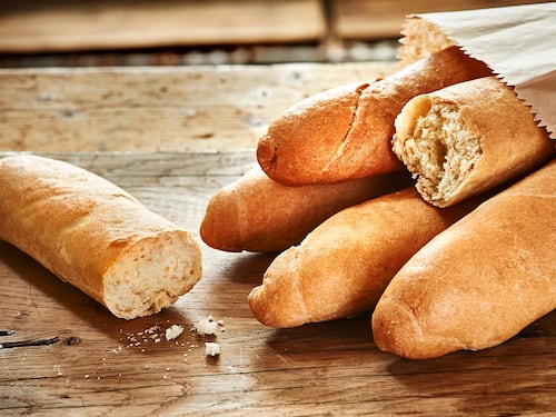 Francia, dal 1 ottobre cambia la ricetta della baguette: cosa accadrà