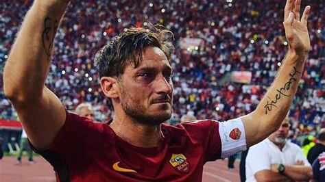L'Uefa si dimentica Totti nel sondaggio sui bomber italiani. I tifosi insorgono