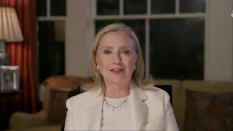 Ora Hillary Clinton diventa scrittrice: ecco il thriller contro Trump