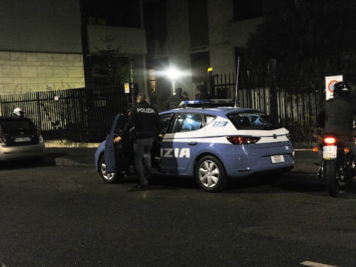 Migrante aggredisce agenti: "Poliziotti di m...pagheranno i vostri figli"