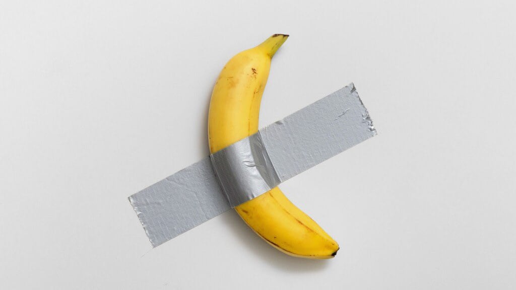 Venduta per 6,2 milioni di dollari la banana di Cattelan. "Nei prossimi giorni la mangerò"
