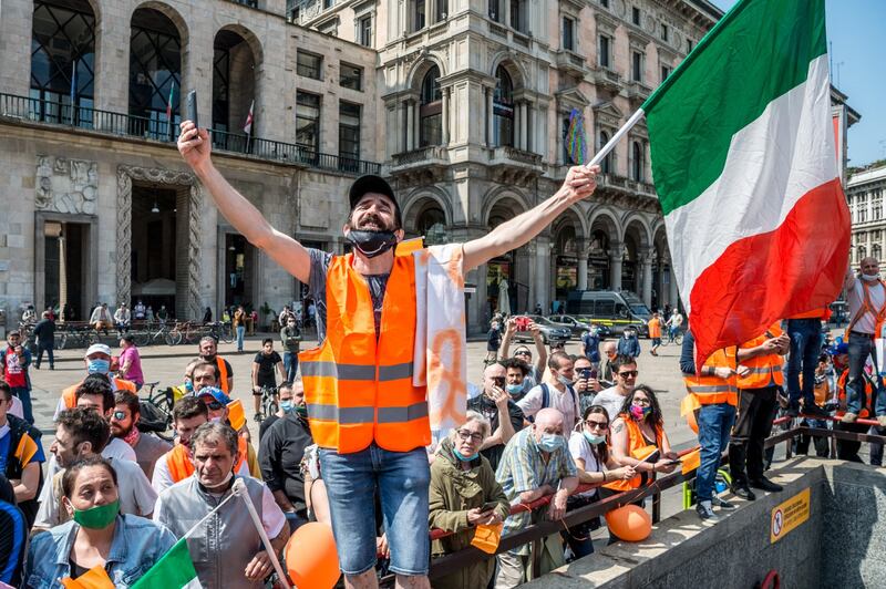 I Gilet arancioni in piazza Duomo 7
