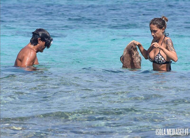 Isola dei Famosi 2017, i momenti sexy 1