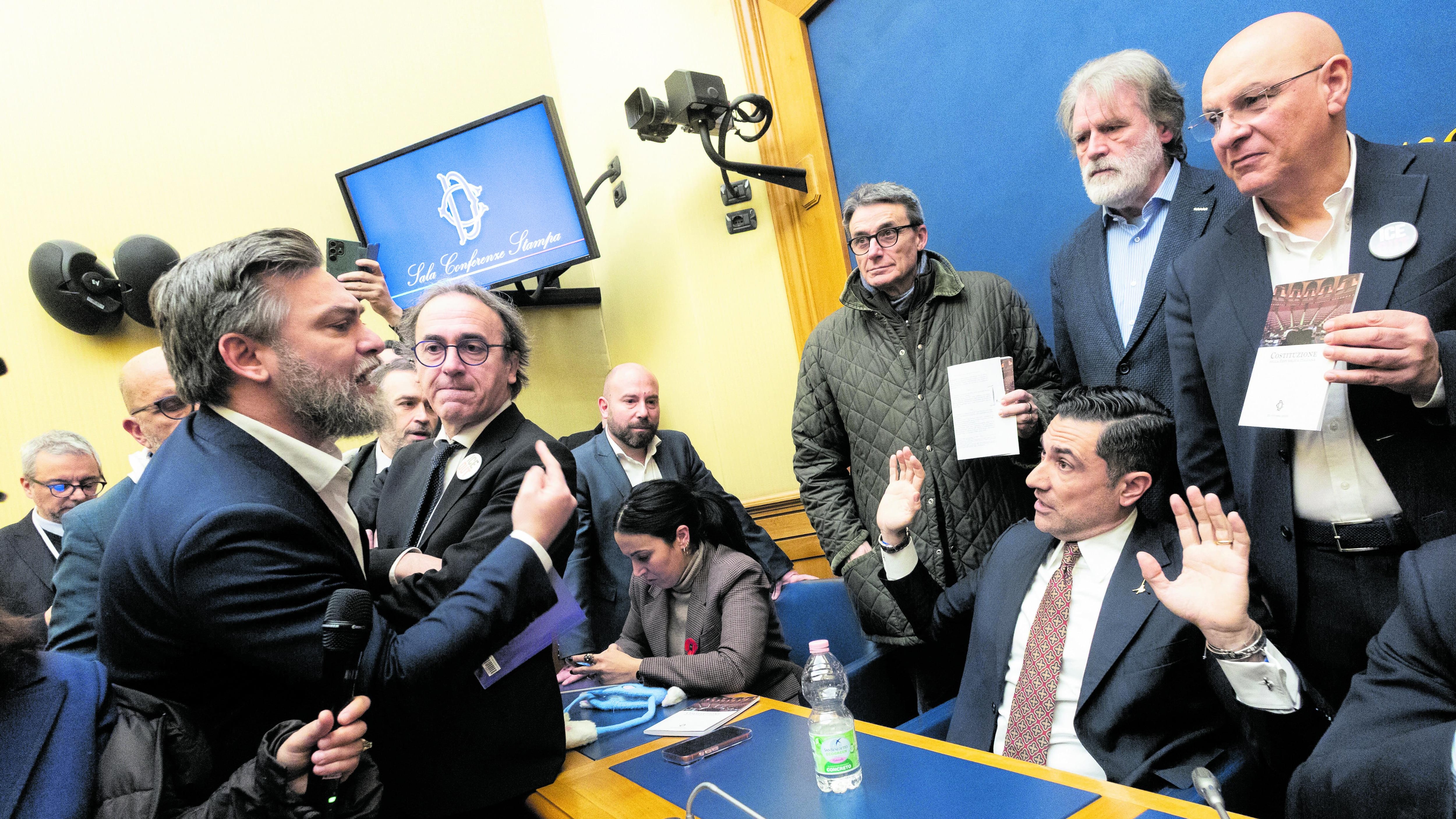 La sinistra blocca CasaPound. La Lega invoca Mattarella