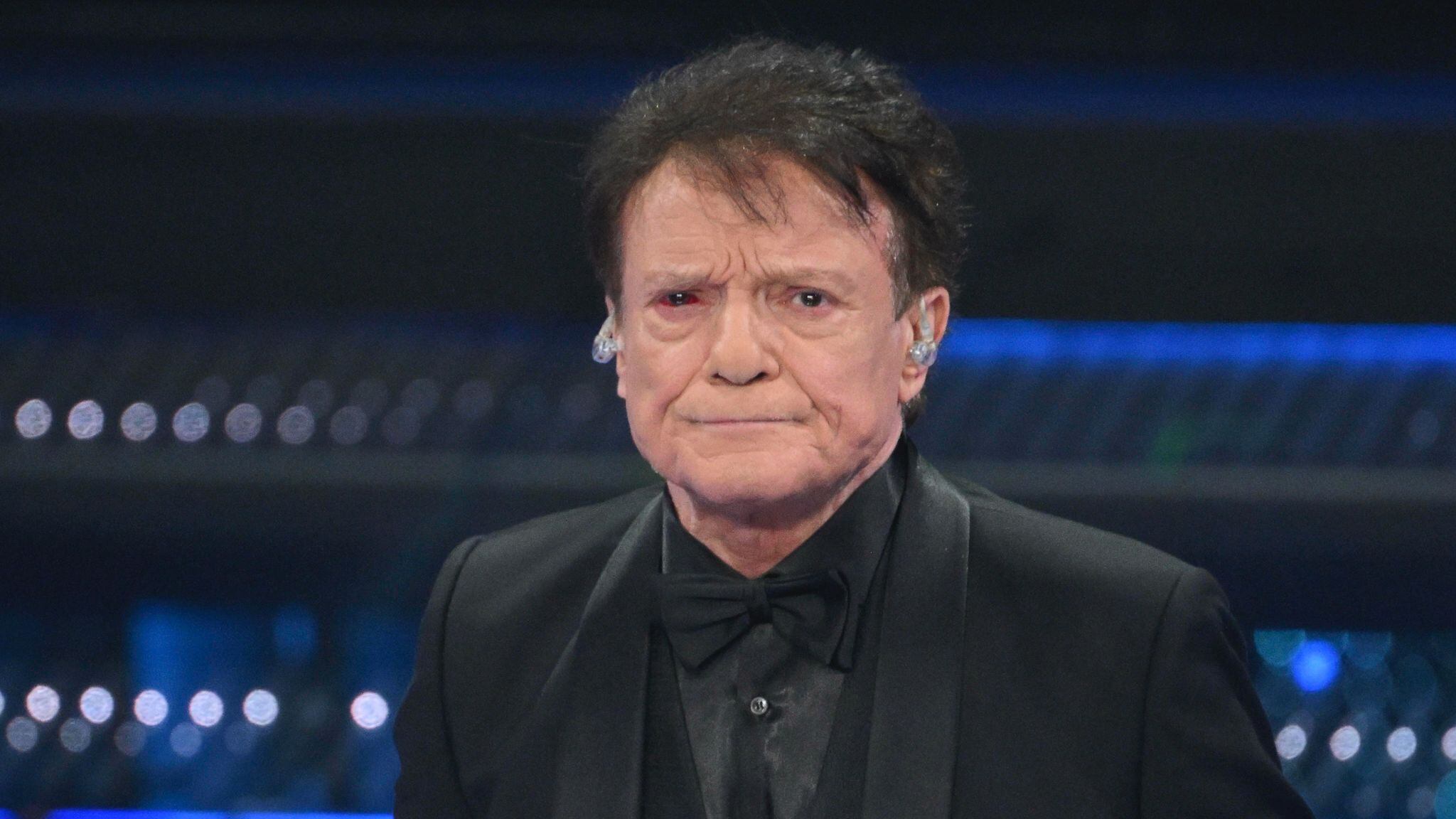 Massimo Ranieri con un occhio nero sul palco dell’Ariston: il dettaglio scatena i social