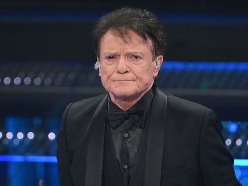 Massimo Ranieri con un occhio nero sul palco dell’Ariston: il dettaglio scatena i social