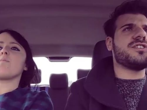 Quando la tua ragazza è una maniaca della sicurezza: lo spot sulla guida che diventa virale