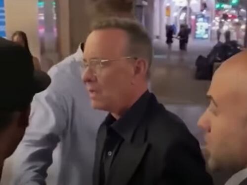 Prima gli spintoni poi le grida. L'ira di Tom Hanks: "Lontani da mia moglie, vaff..."