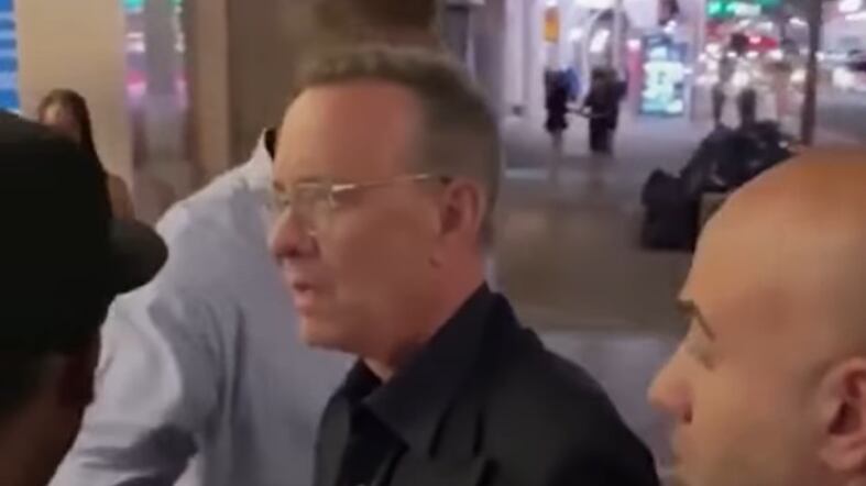 Prima gli spintoni poi le grida. L'ira di Tom Hanks: "Lontani da mia moglie, vaff..."