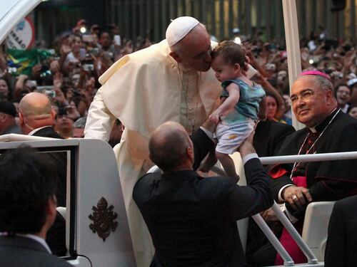 Il viaggio del Papa e il bagno di folla