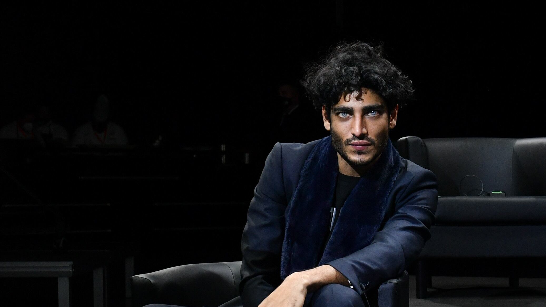 Operazione agli occhi? Akash Kumar si smaschera da solo e pubblica la foto di un'altra persona