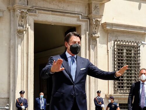 Giuseppi finge ottimismo: "Saremo vigili". I grillini infuriati pronti alla piazza