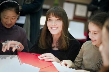Carla Bruni, l'ex Prèmiere Dame sbarca su Instagram: foto 11