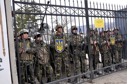 Le truppe russe circondano una base ucraina 7