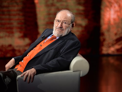 L'Università, i libri, la pipa. I segreti di Umberto Eco e "Il nome della rosa"