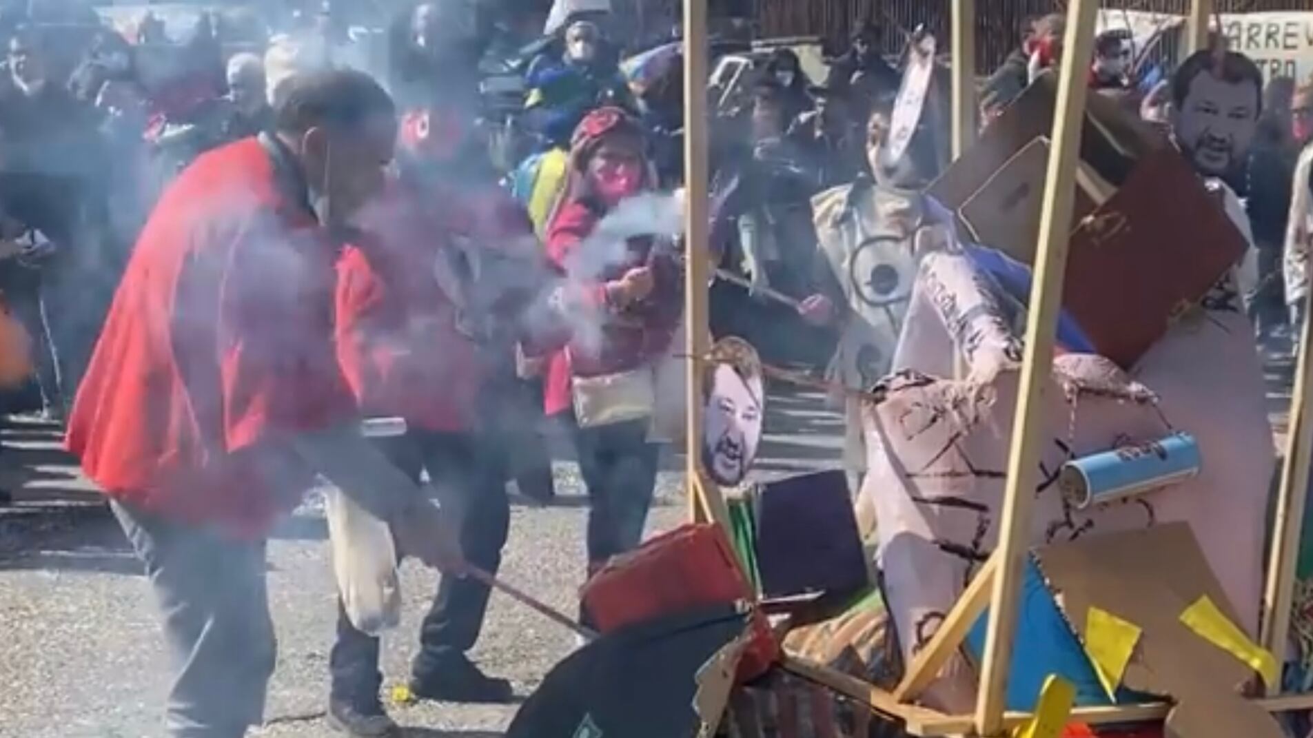 Il gesto choc della ong: bruciata la maschera di Salvini