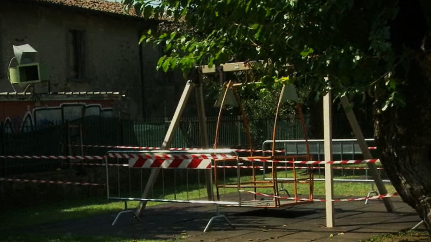 Tragedia a Villongo, bimba cade dall'altalena e muore: fatale il colpo alla testa