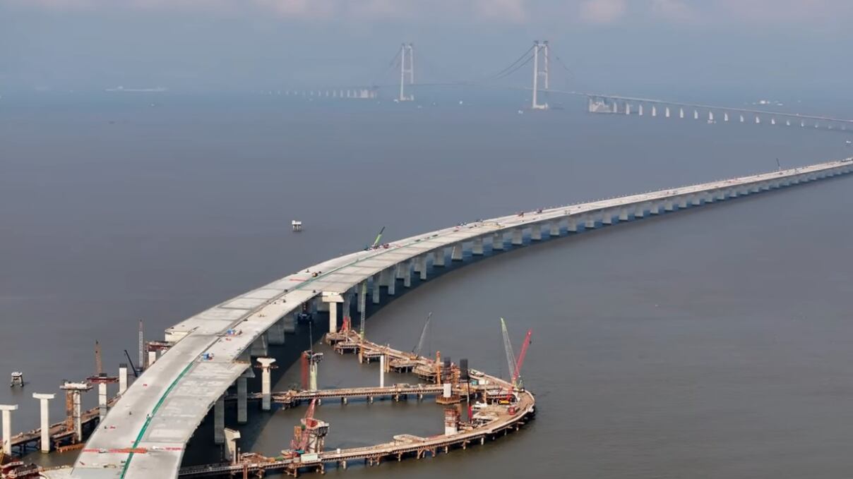Ponti e isole artificiali: la strategia delle "mega infrastrutture" della Cina