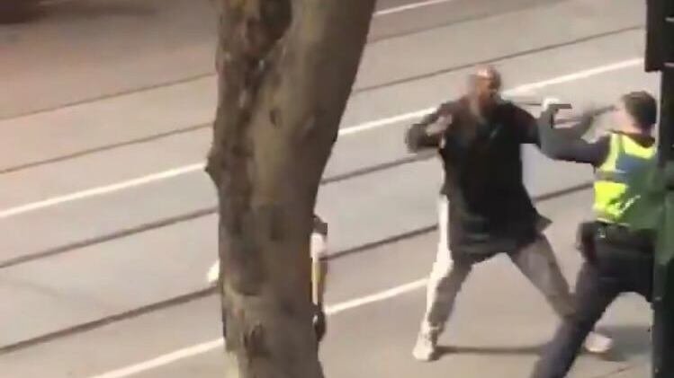 Melbourne, fa esplodere l'auto. Poi pugnala i passanti in strada