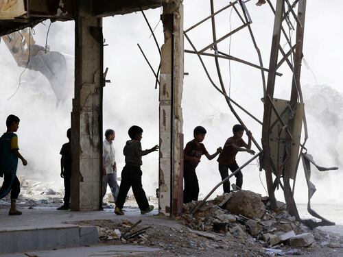 Siria, nonna imbraccia il mitra per difendere i nipoti dall'Isis