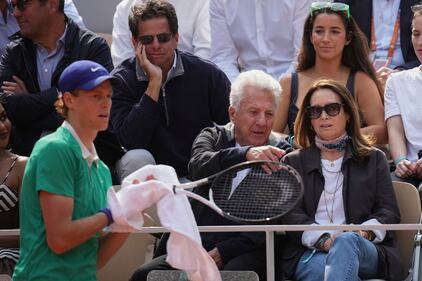 Parata di vip al Roland Garros per la finale tra Alcaraz e Sinner: le immagini più belle 2