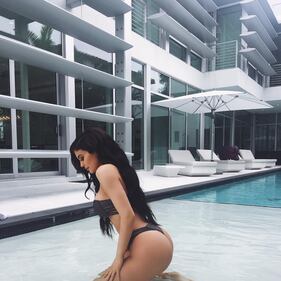 Kylie Jenner sexy in piscina 5