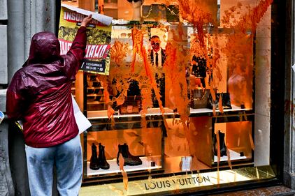 Giovani imbrattano con salsa di pomodoro le vetrine di Gucci, Prada e Louis Vuitton 7