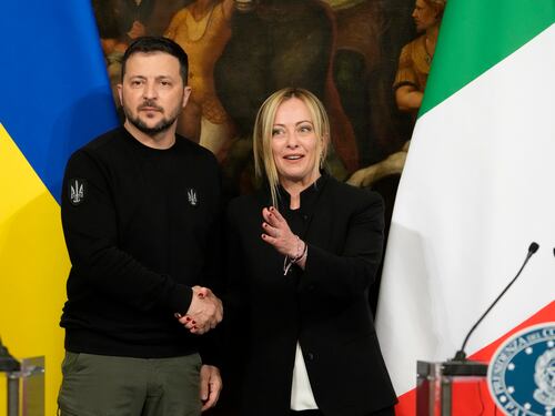 “Aggressione russa al centro del G7”. Meloni al telefono con Zelensky