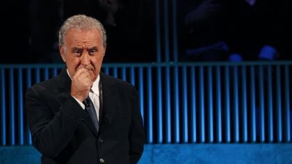 Santoro cede il microfono alla santorina Innocenzi?