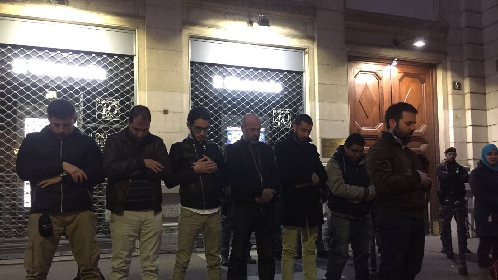 Protesta e preghiera degli islamici davanti alla sede de ilGiornale