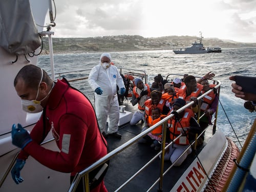 Il governo "premia" le toghe. Anagrafe aperta per i migranti