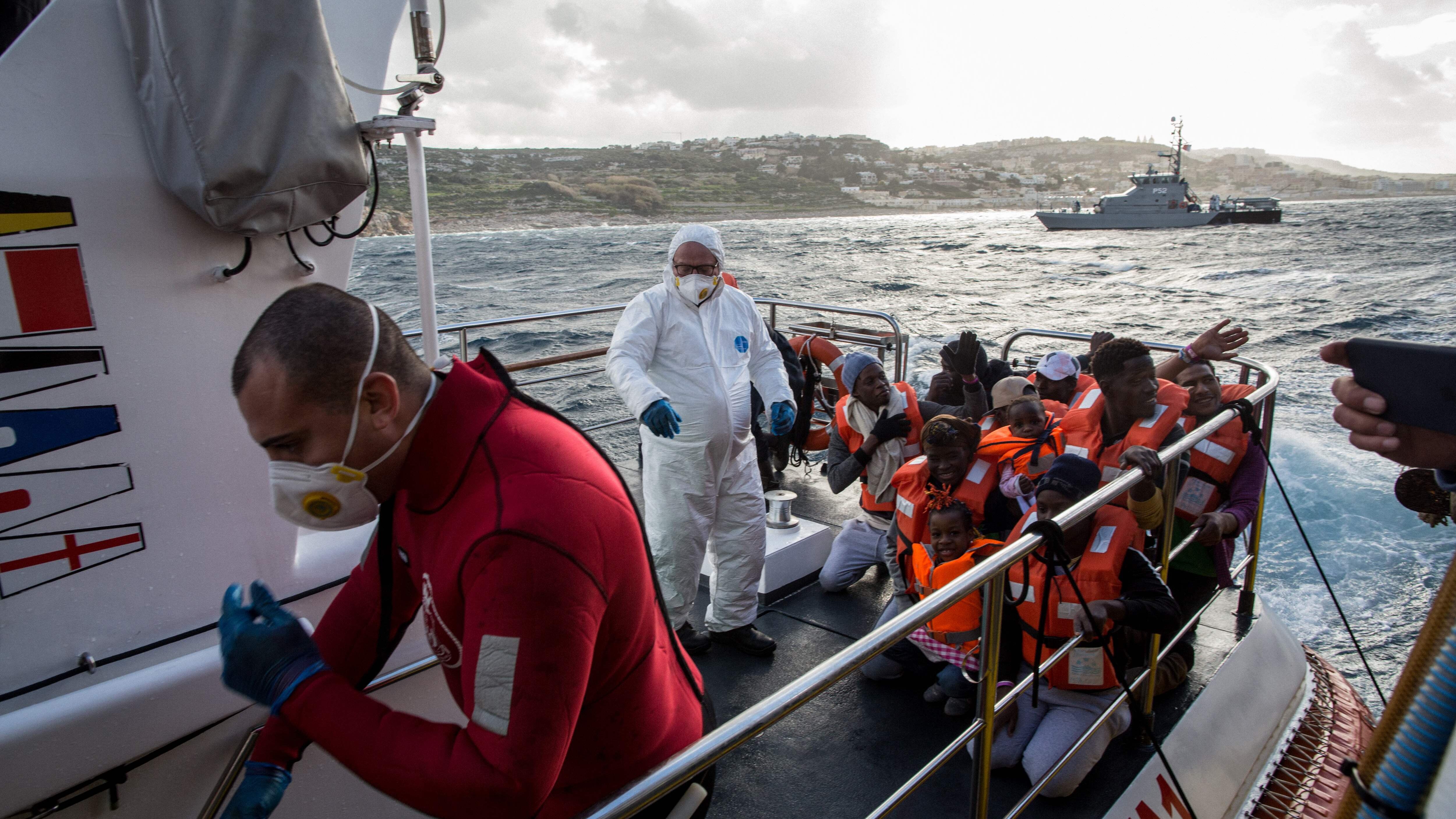 Il governo "premia" le toghe. Anagrafe aperta per i migranti