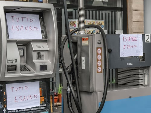 Caro carburante, a Napoli continuano le proteste degli autotrasportatori. Si fermano anche i pescherecci