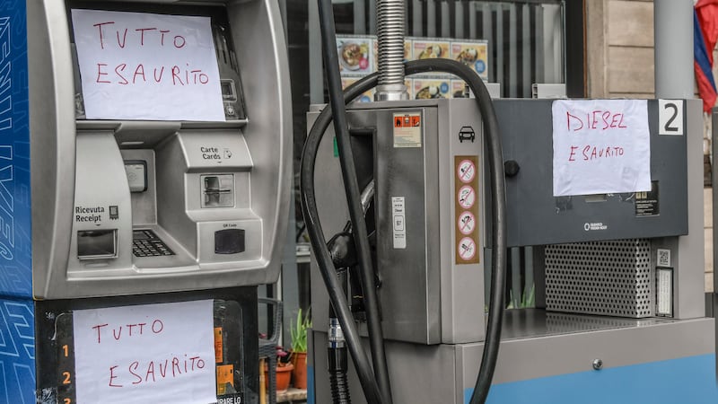 Caro carburante, a Napoli continuano le proteste degli autotrasportatori. Si fermano anche i pescherecci