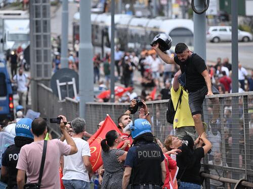Scontri a Napoli durante la manifestazione a difesa del Reddito di cittadinanza