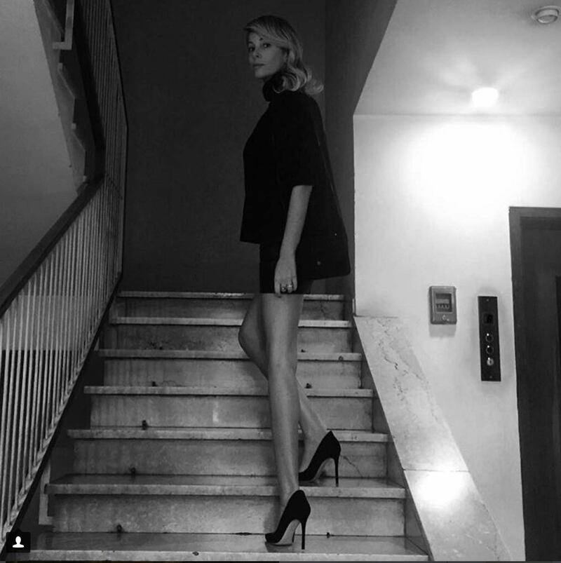 Alessia Marcuzzi favolosa con uno spacco inguinale 16