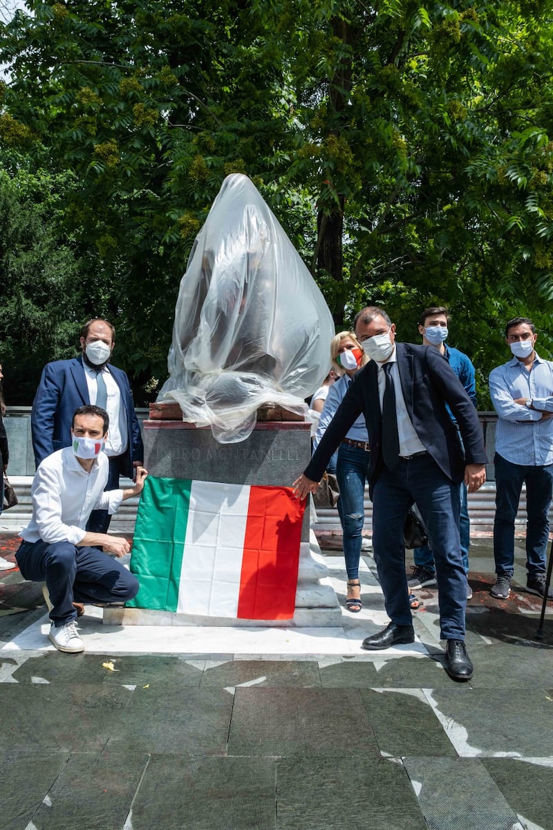 Forza Italia mette il tricolore sulla statua Montanelli 3