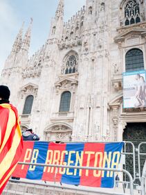 Tifo blaugrana in Piazza Duomo 16