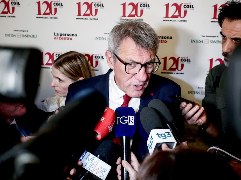 “Rivolta sociale” e Bella ciao: lo show di Landini davanti a Mattarella
