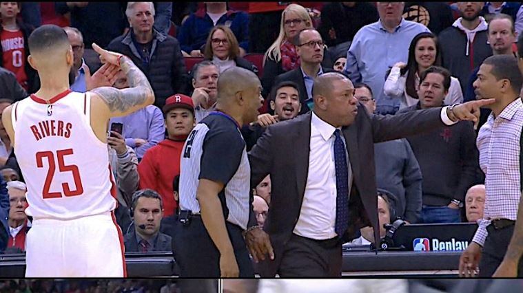Kyle lo celebra con un canestro. Austin lo fa cacciare dal campo