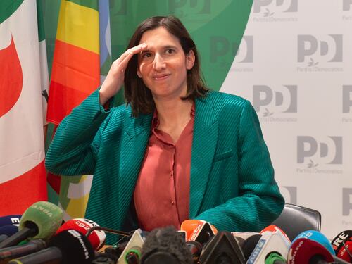 Schlein in passerella alla camera ardente. E il Pd fa un comizio: "Il nostro posto è qui"