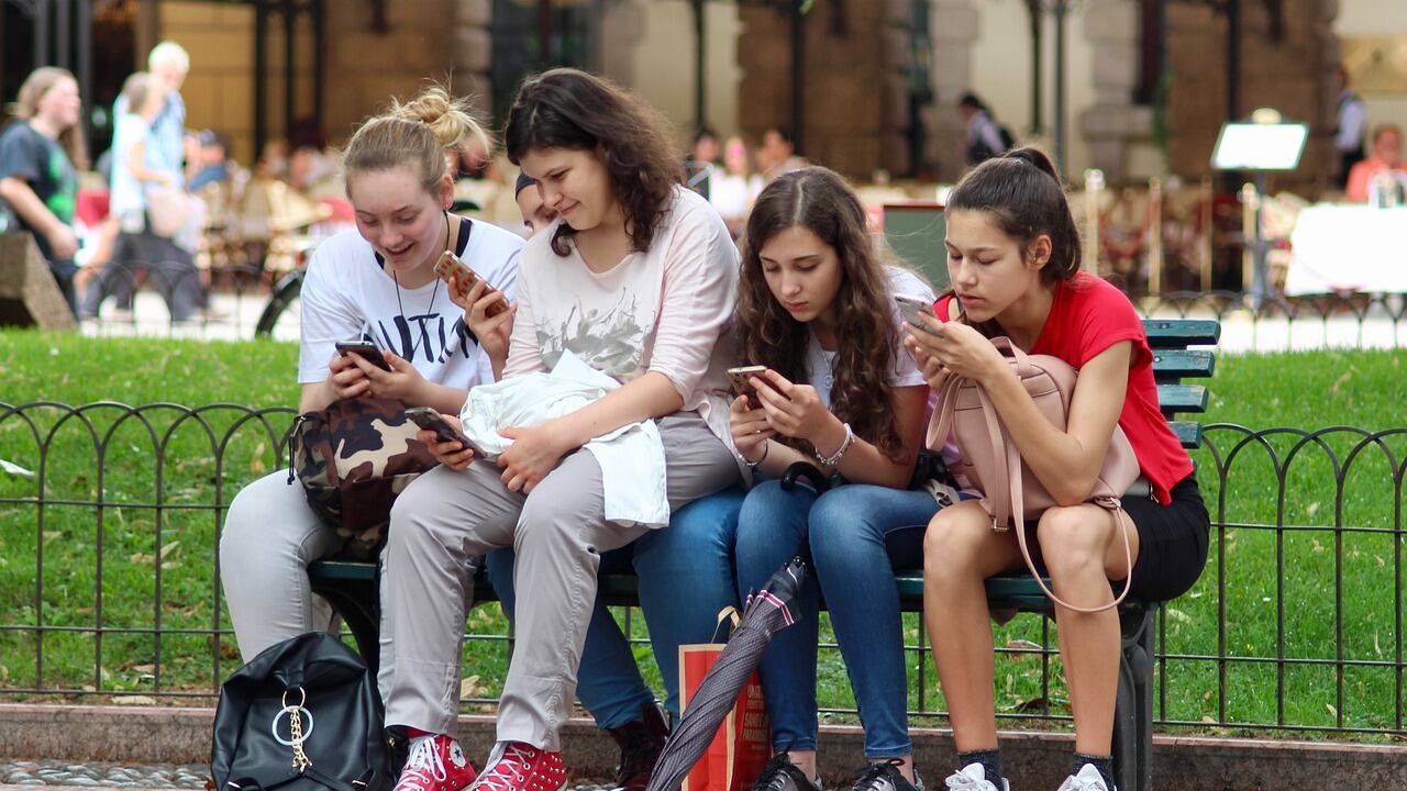 La stretta di Valditara: "No all'uso degli smartphone nelle scuole"