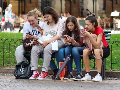 La stretta di Valditara: "No all'uso degli smartphone nelle scuole"