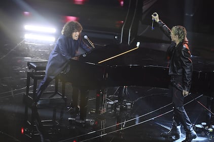 Sanremo 2024: ecco il look della quarta serata del Festival di Irama 6