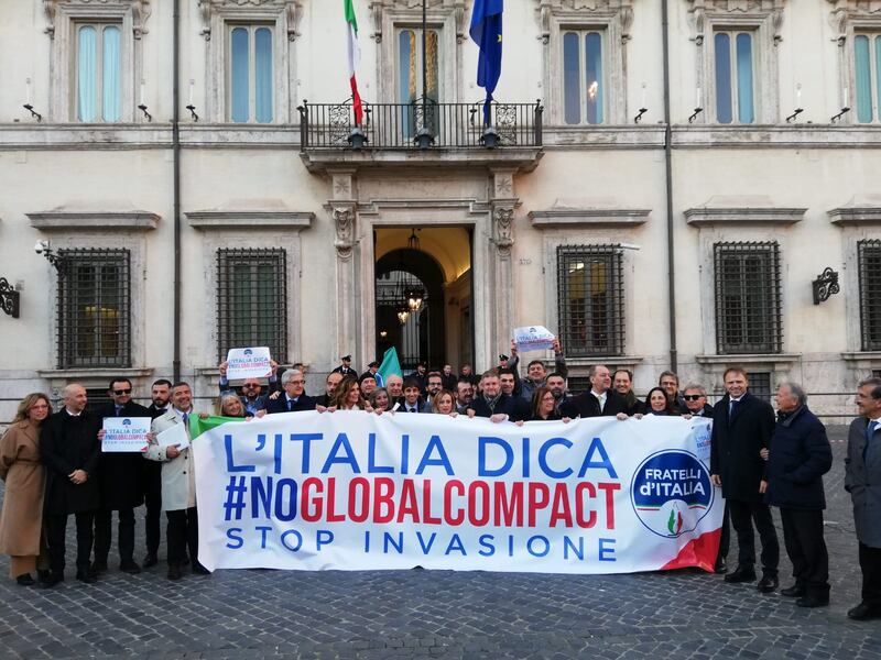 Il flash mob di Fratelli d'Italia contro il Global compact 1