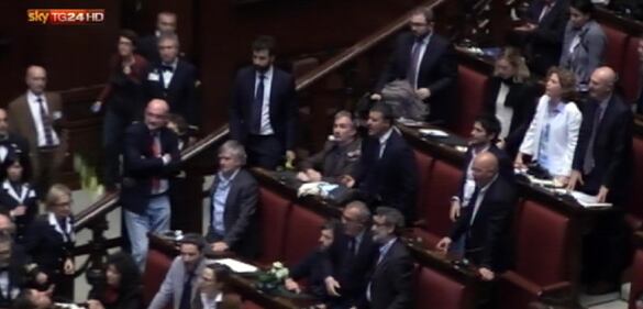 Il lancio di crisantemi in Aula 6